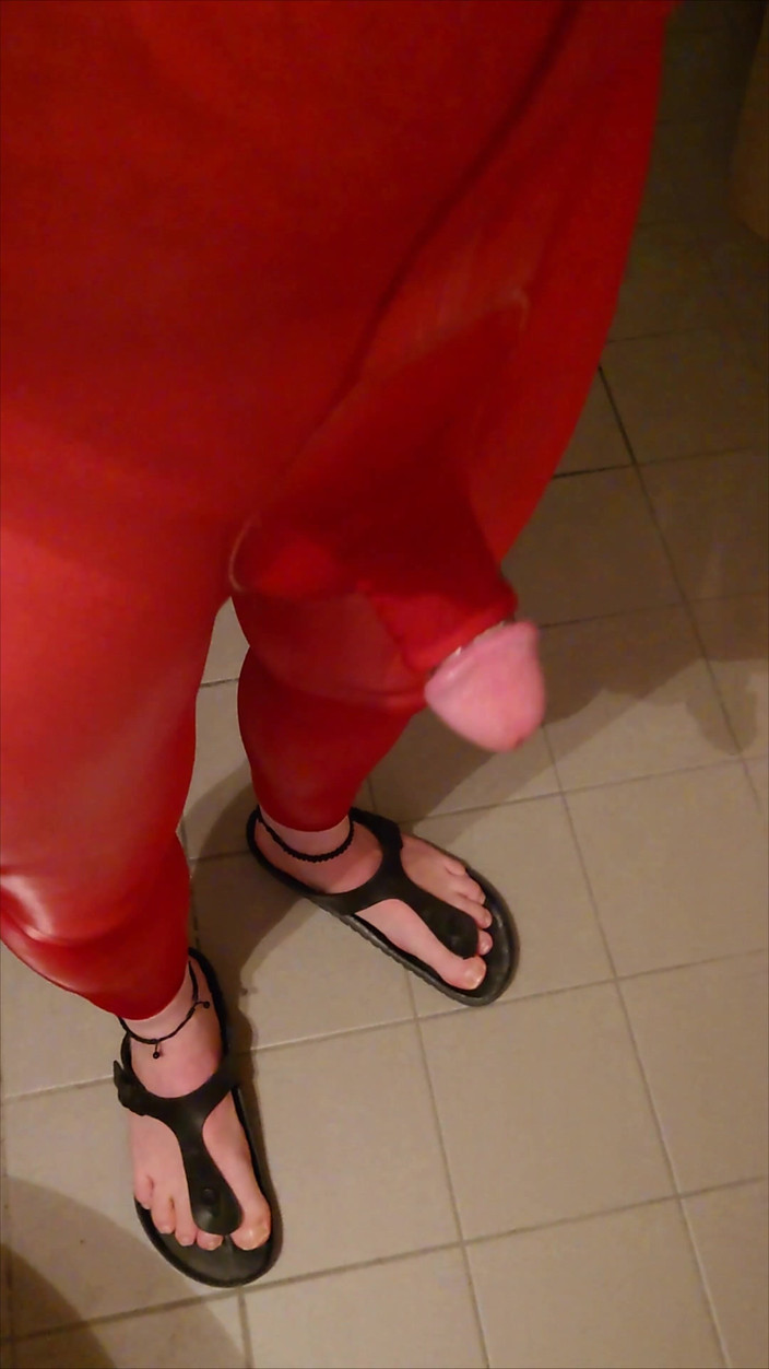 Carmen_Nylonjunge: लिंग आस्तीन के साथ लाल लेगिंग में घर पर पेशाब करना