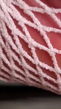 Kaki pedikur pink foxx dengan stoking jaring-jaring