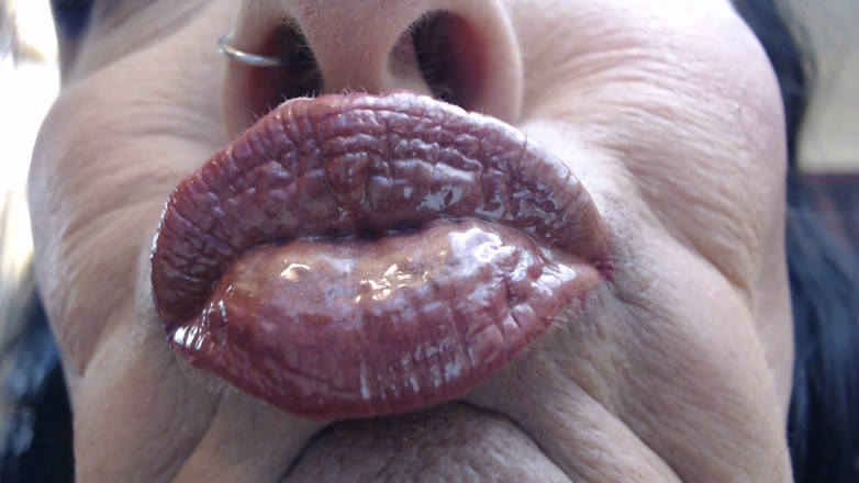 Abby Anna: Wand gold gloss super pucker close up