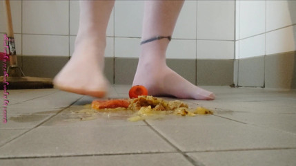 Carmen_Nylonjunge: Footplay in pantyhose with fruit