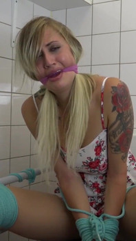 Julie Vega - Badezimmer-bondage