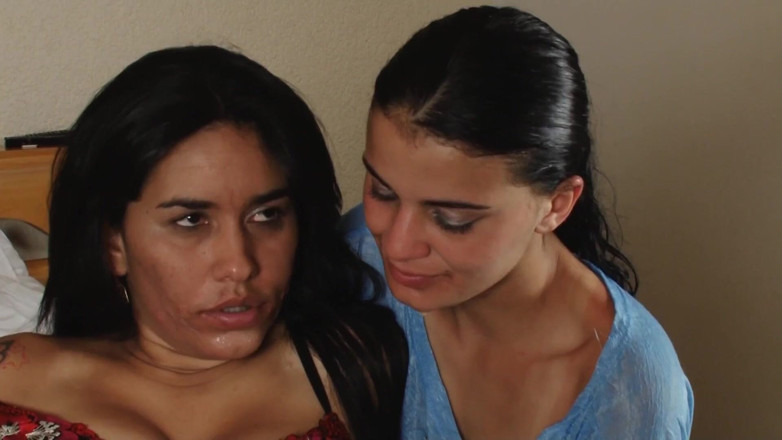 FetishKing: Lesbianas calientes besan por top tres chicas