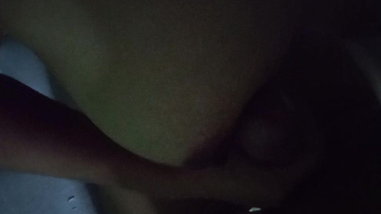 Lovely hairy pussy: Mam ręczną robotę i boobjob przez napalonego masażysty w ciemności