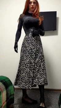 Svůdná zrzavá děvka stříká z análu se zamčeným klitorisem