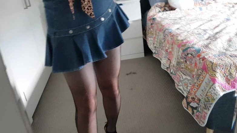 Dani Leg: Dany been in nylon komt klaar op spiegel