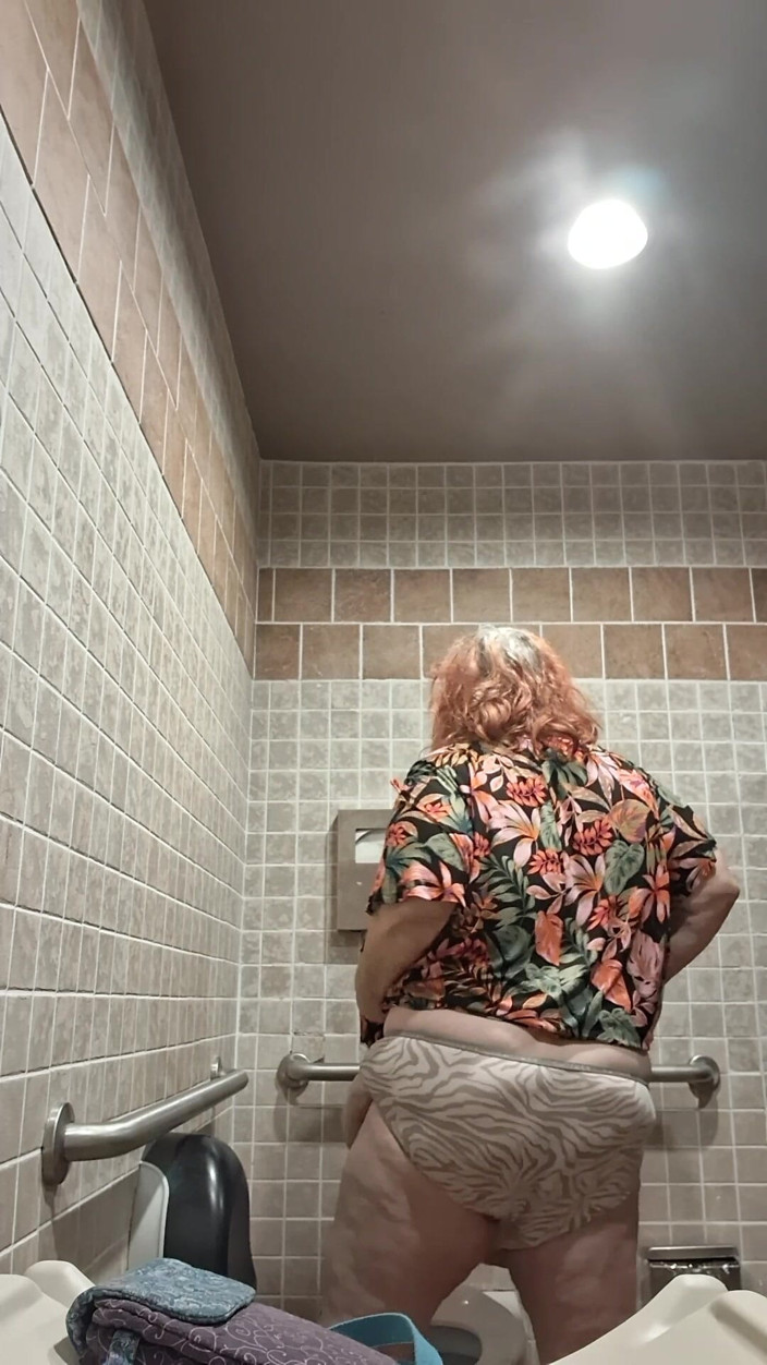 BBW nurse Vicki adventures with friends: Y tá xinh đẹp lớn vicki nhảy múa và cởi đồ trong...