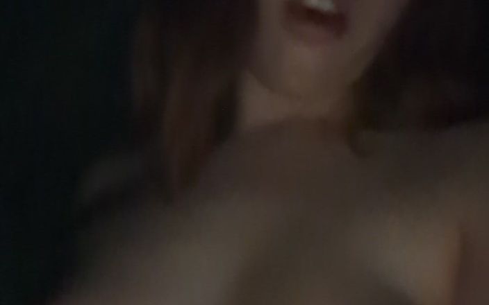 Eliza White: Mi filmo la figa bagnata che viene scopata