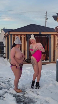 浪荡公子。两对已婚夫妇在户外裸体在雪地里玩耍。女人在雪地里撒尿，男人舔它