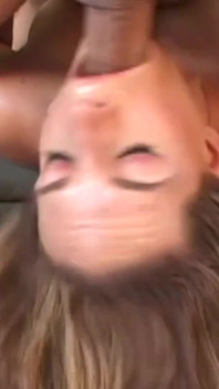 Brunetka kočička se svléká a vplíží do místnosti plné nadržených mužů pro šukání obličeje