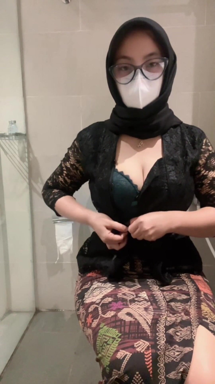 Biancaid: Sexy White Kebaya Hijab Girl Plays in the Toilet Until...