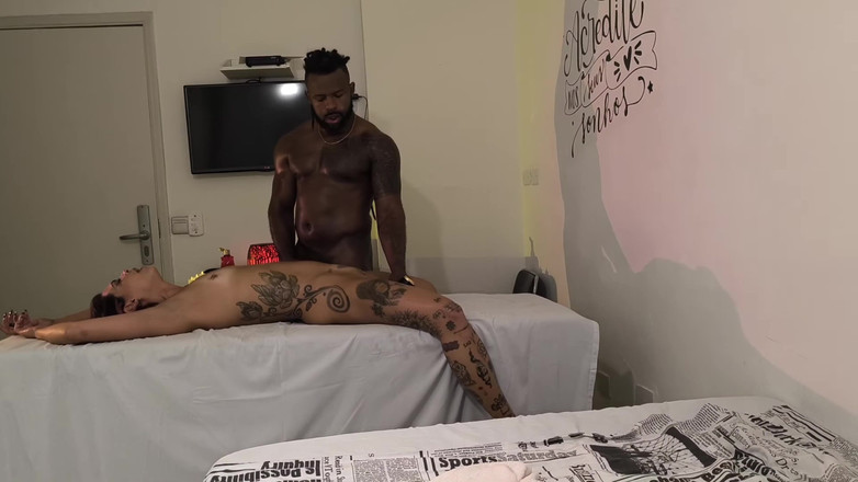 Nurseblack: Un încornorat blând a luat-o pe soție să aibă un masaj...