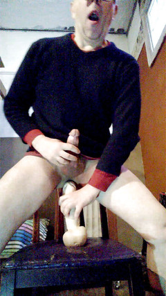 Dildo Man and Cross Hard Sex: 用一根大假阳具在他的屁股上射精