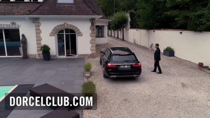 Dorcel Club: Clea Gaultier má náhle sexuální touhu v kuchyni