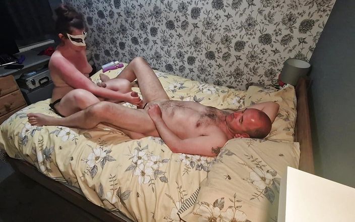 Mr D and Miss C: Żona znakuje męża z straponem, a następnie siedzi na swoim...