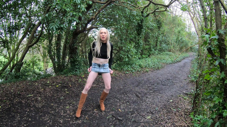 The Midnight Minx: Track Stop în pădure și distracție cu masturbare X