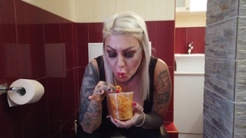 Fetish videos by Alex: MILF blonde bertatu makan spaghetti di tandas