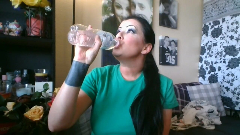 Abby Anna: Chugging wody i palenie naturalne