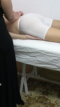 Une masseuse mature rentre chez elle pour un massage de la bite