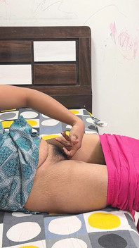 Komşu, Komal'ın onu parmaklarıyla okşayıp toprağını tutup altına çektiğini gördü.