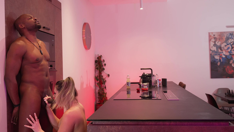 Melina May: Melina May đụ với BBC khổng lồ trong nhà bếp.