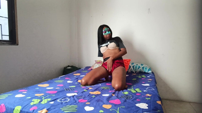 NEGRITA SEXY: Худа темноволоса індійська жінка насолоджується тим, що торкається своїх натуральних цицьок.