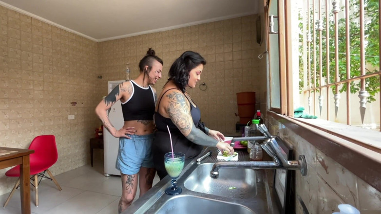 Quente club: Chubby Llamó a Sus Amigas Para Una Tarde De Copas...