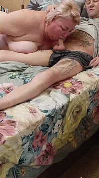 Meine stiefmutter mit dicken titten lutscht meinen schwanz und kommt