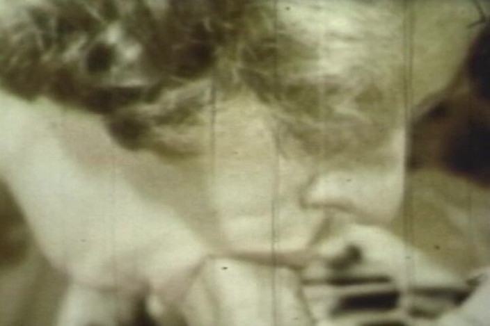 Lovers Of Vintage: Sepia Vintage Cum Děvky sdílejí dávky v retro 8minutové orgii