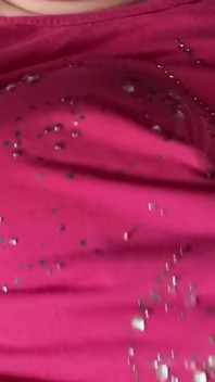 Bbwbootyful si tvrdě hraje s bradavkami mých prsou