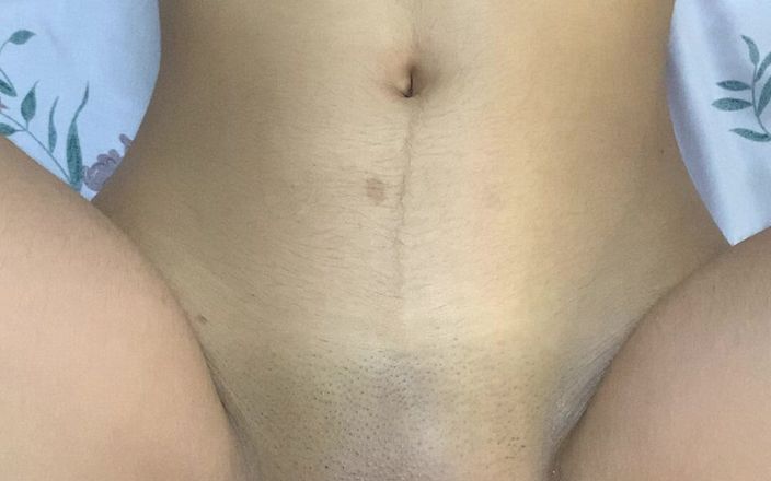 Riya mickey: 啪啪啪，似乎我旁边的人在操我的继妹！