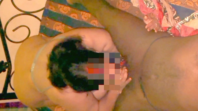 RenuRaj: India gordita esposa chupa joven polla de rodillas