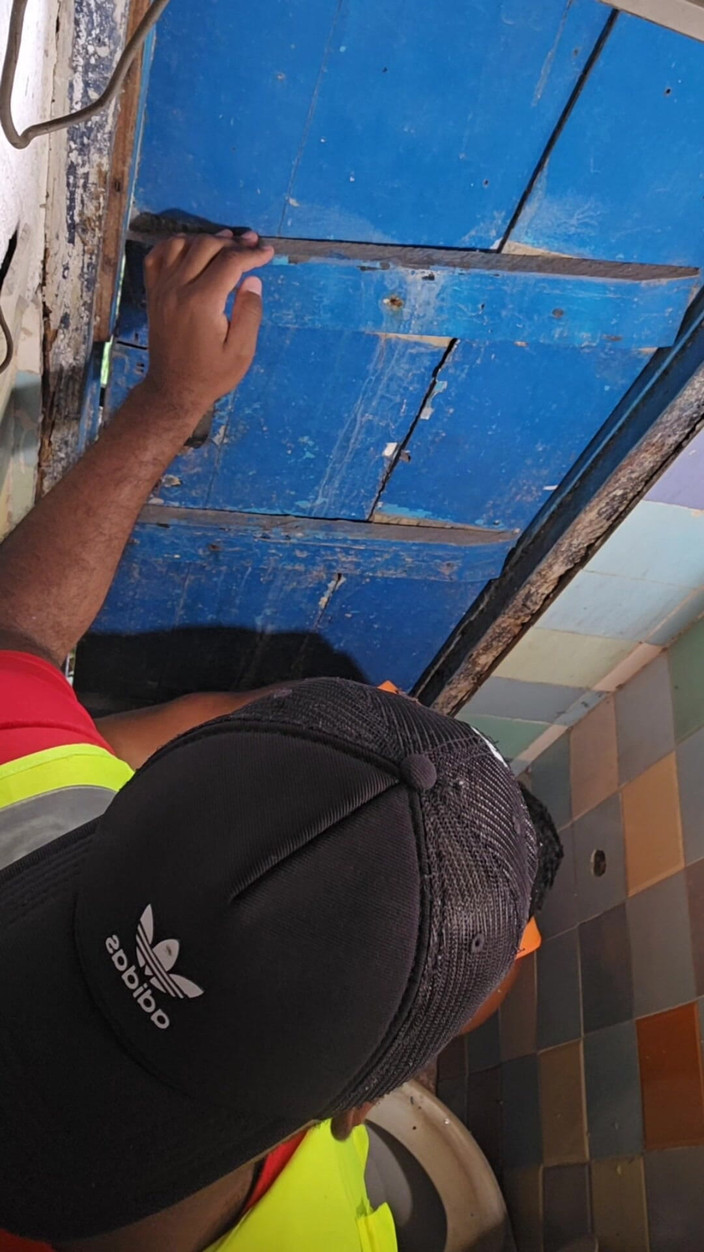 SEX GAY AMATEUR: Pekerja meniduri bajinganku di kamar mandi di tempat kerja