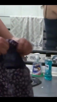 Viendo hermosa madrastra mientras se prepara para tener sexo