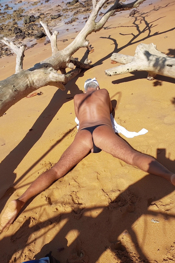 Ladysilvas: Ladysilva Na Praia Bronzeando Sua Bunda De Calcinha