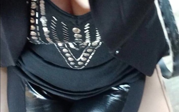 Dominatrix Redsonyja: Красная богиня немного играет. Ты, маленькая бедная червячка посмотри, лучше ли ей, когда она там для тебя