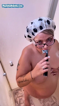 Zeiță matură sexy braziliană mare și frumoasă cu țâțe lăsate într-un duș cu aburi