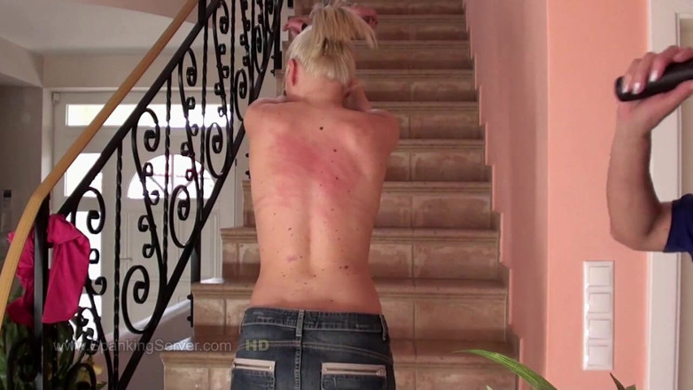 Spanking Server: La bionda Cora frusta senza preservativo