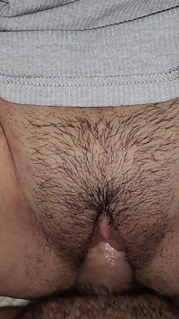 Po sledování televize mě moje nevlastní sestra nechá ošukat její creampie