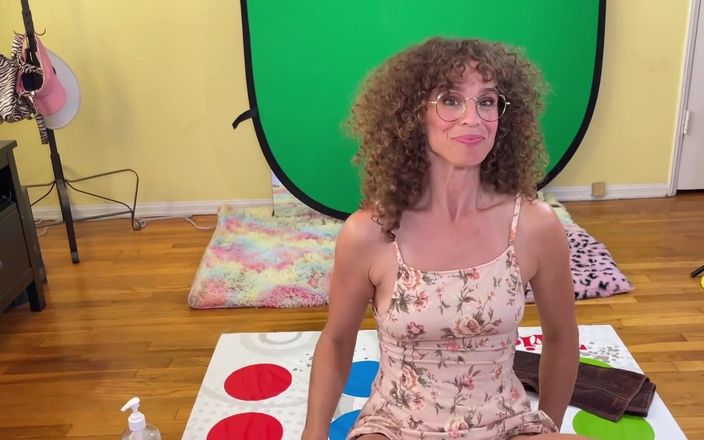 VibeWithMommy: Fanouškovské filmy plačící židovská macecha stříká během hry Twister v zákulisí!