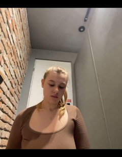 JuiceLussie: 公共シャワーでセックス。公然と大きなディルドでクソ野郎のセックス。