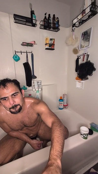 Kulturista hladí tlustého ptáka Po cvičení ve sprše