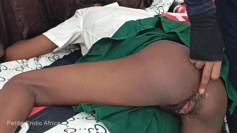 Petite Erotic Africa: Remaja eboni manis mengambil batang besar daripada ghairah