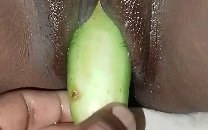 Indian desi hot poja: Cucumber Inserted in Neighbor's Vagina, the Vagina Was Very Tight