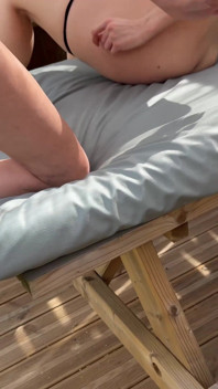 Plan À 4 En Terrasse Sur La Table De Camping Sous Les Yeux Des Voisins
