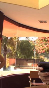 La giovane lesbica Cherie DeVille si diverte e si bagna con Shyla Jennings