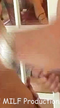 Tetangga seksi ini dicrot sperma hangat!