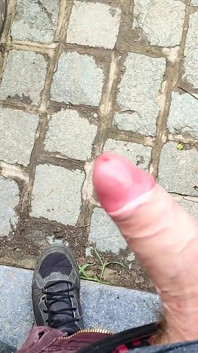 В видео от первого лица: Сперма на улице