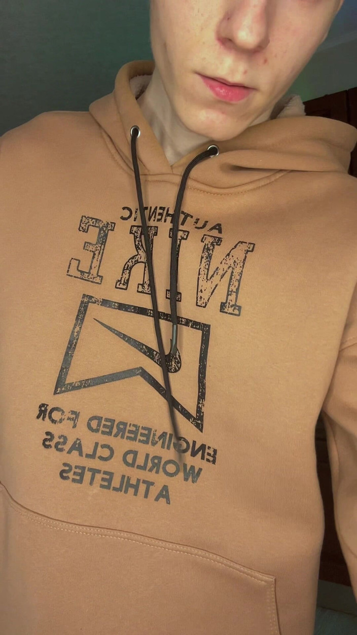 Morflot24: Nie mogłem przestać głaskać mojego dużego kutasa, aż przykryłem podłogę...