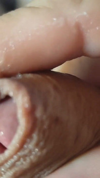Chlapec zkoumá super pre sperma velkého ptáka.
