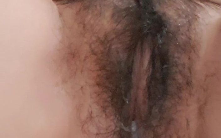 Mommy big hairy pussy: 털이 무성한 보지 플레이 클로즈업